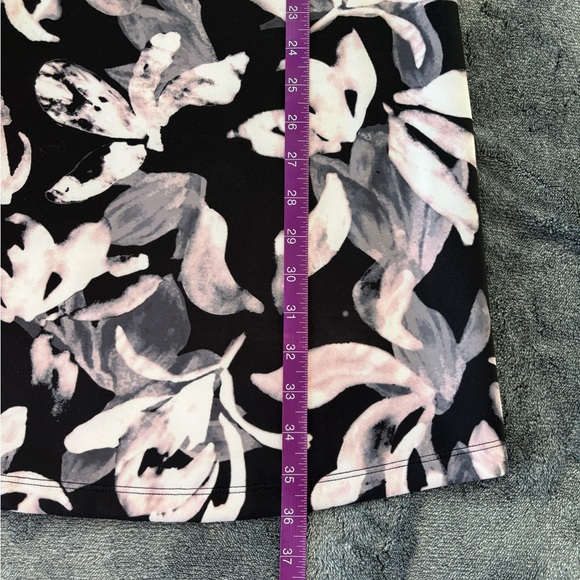 NWT Soon Maternity black floral print V-neck dress with 3/4 sleeves 
Size medium - Picture 7 of 8